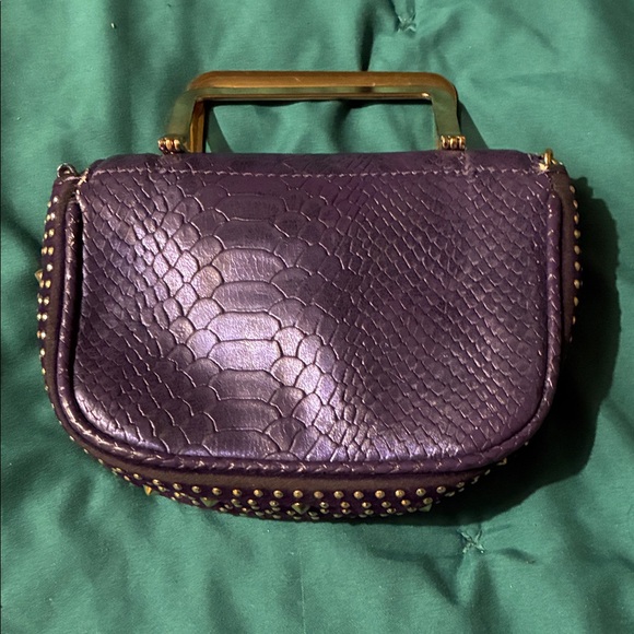 Caché Purple Crossbody Bag with Gold Accents. Ventige - Picture 7 of 10